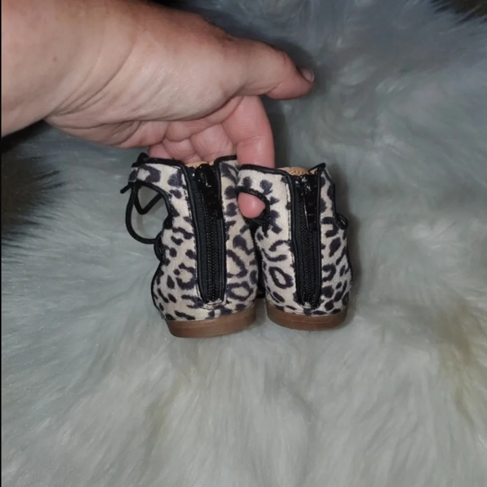 Girl’s Old Navy lace up animal print sandals size 11c EUC